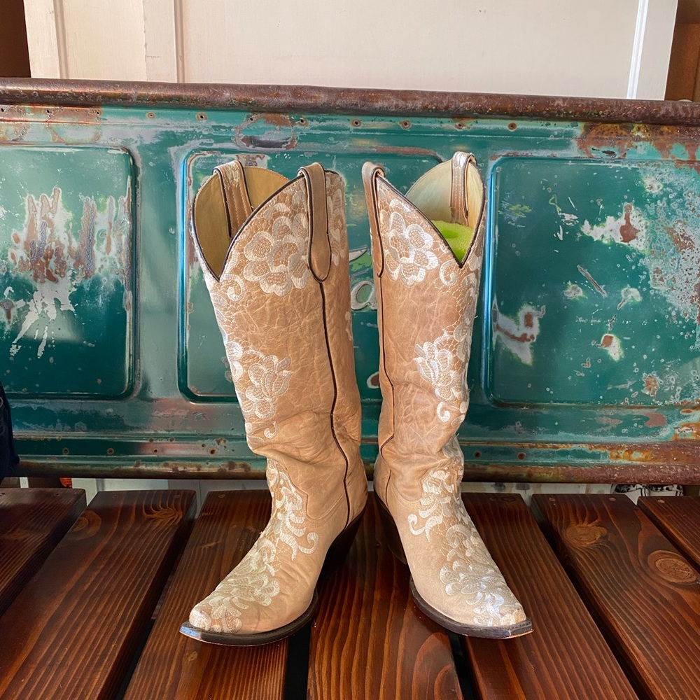 Corral tall off white cowboy boot w white lace stitching size 10